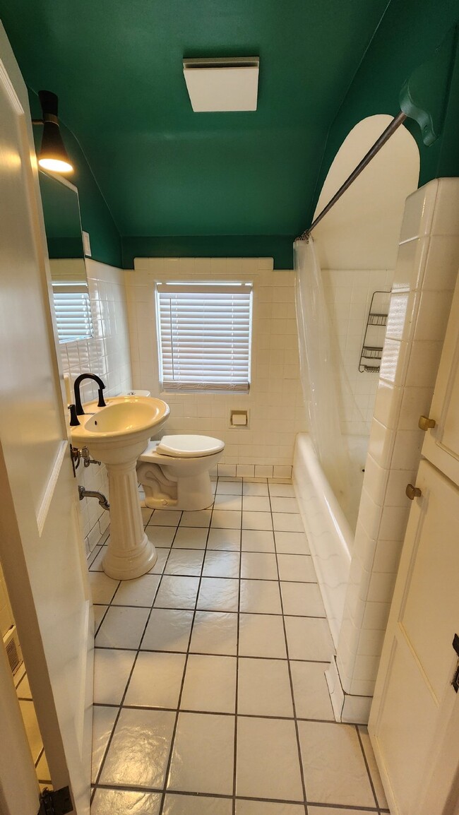 Building Photo - Stunning 4-Bedroom Home with Attached Gara...