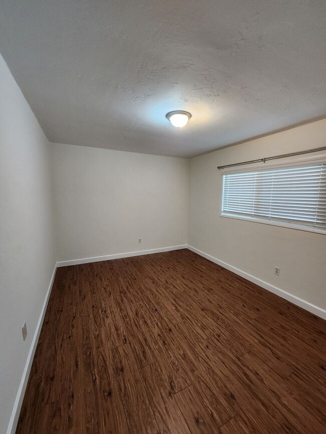 Building Photo - Remodeled 2 Bedroom Condo