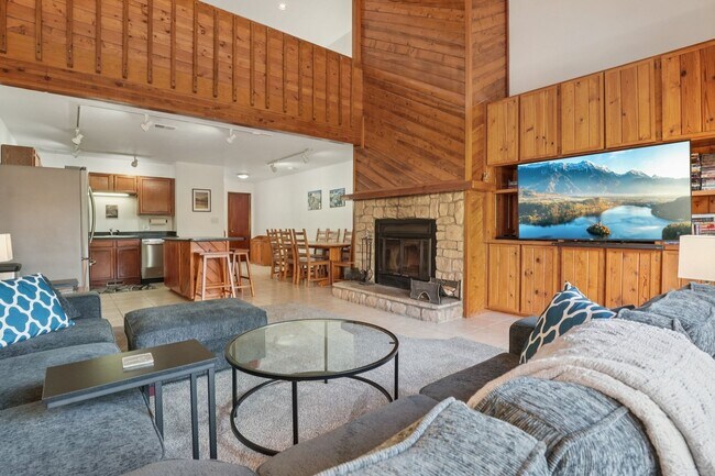 Building Photo - Serenity and Views with this 3 bedroom/3Bathroom Townhome in Buffalo Ridge