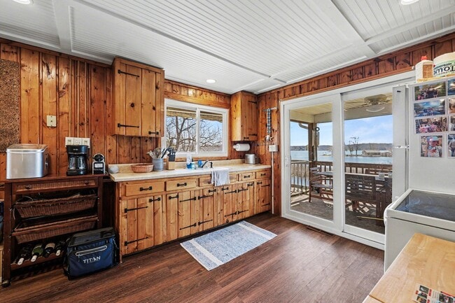 Building Photo - 5884 Rays Dr