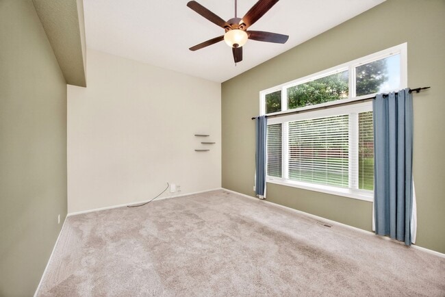 Building Photo - SPACIOUS LIVING!!  4 Bedrooms, 2.5 Bathrooms Home in Des Moines!
