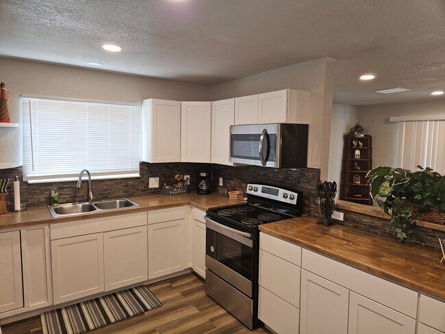 Building Photo - LARGE 4 BEDROOM 3 BATH FULLY FURNISHED HOUSE