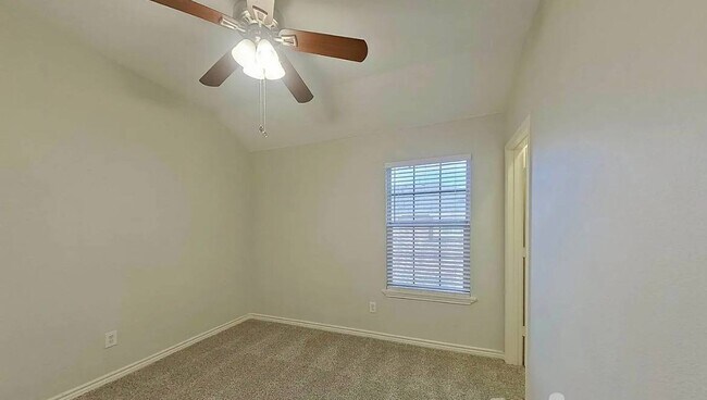 Building Photo - MOVE IN READY