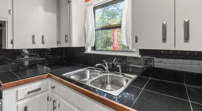 Building Photo - 4920 Lee Ave