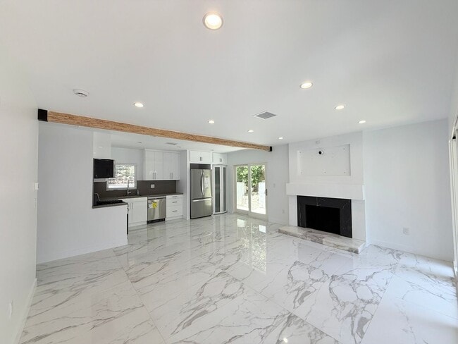 Building Photo - Sunset Plaza Home for Lease