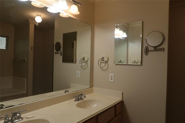 Building Photo - 1714 Oak Ridge Dr