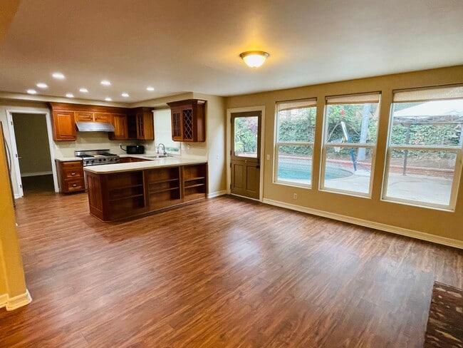 Building Photo - Beautiful 5 bedroom Irvine home