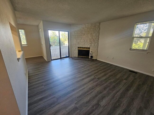 Building Photo - FREE 43" TV!  Ground-Level 1-Bedroom Condo in Southeast Aurora