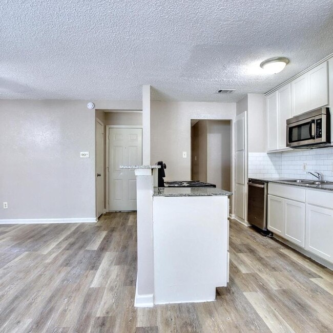 Building Photo - 3901 Royal Crest Dr
