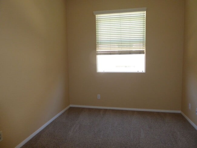 Building Photo - Conveniently located 3 BR, 3 Bath townhome in Coronado Ranch, close to everything.