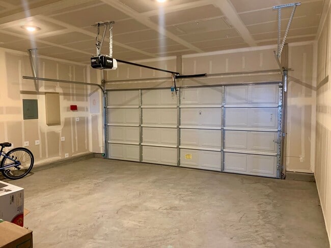 Building Photo - 4 Bedroom Home in Hollister with 3 Full Bathrooms and Central A/C