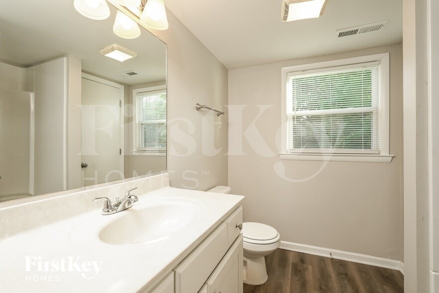 Building Photo - 2350 Woodgreen Rd