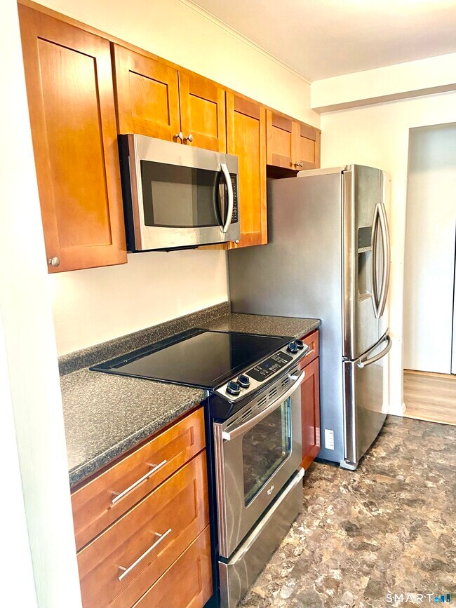 Building Photo - 893 Farmington Ave