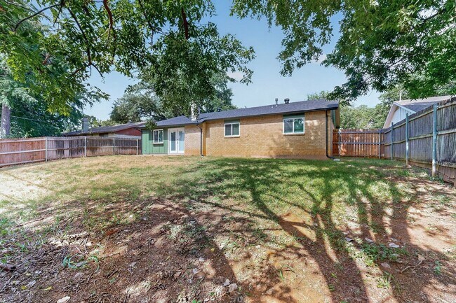 Building Photo - 2606 Hilldale Blvd