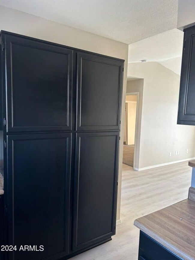 Building Photo - 2 bedroom upstairs unit