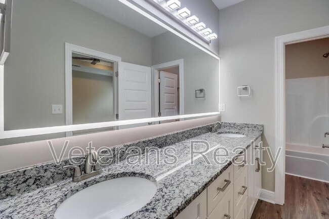 Building Photo - 833 Vee St