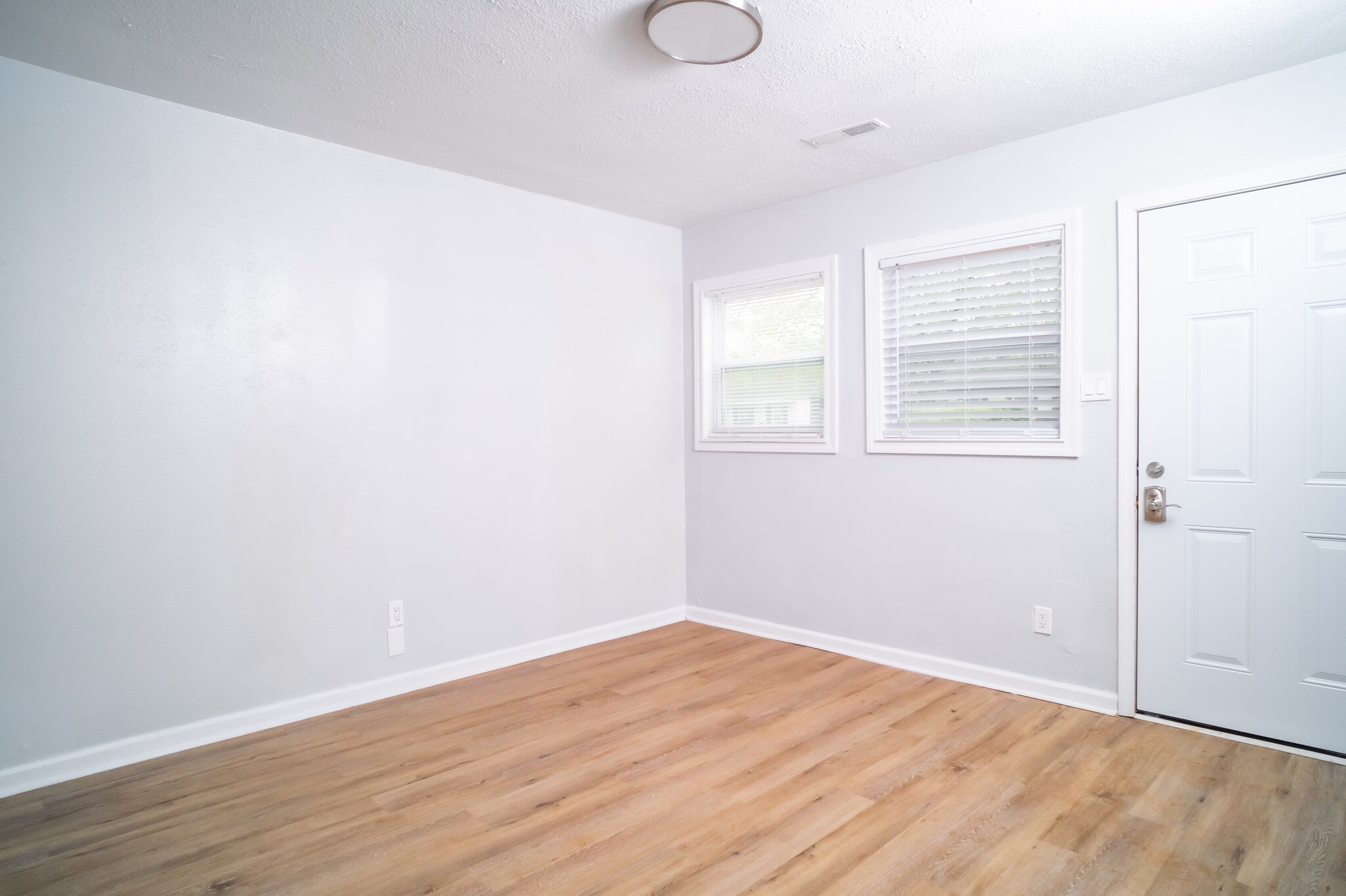 Building Photo - 3825 Crane Dr NE