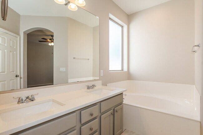 Building Photo - 2427 E Glass Ln