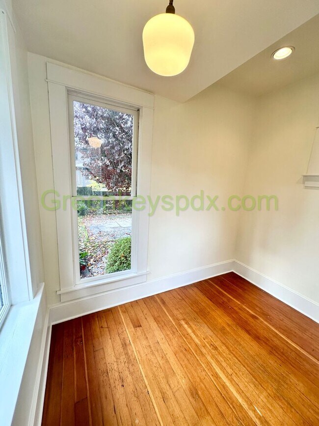 Building Photo - 4727 NE 10th Ave