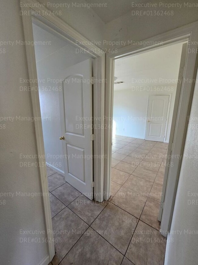 Building Photo - 3 bedroom/ 2 bathroom home