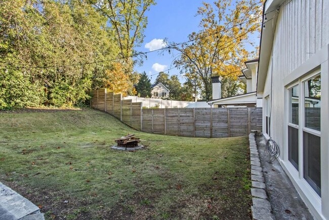 Building Photo - 2044 Fairhaven Cir NE