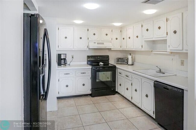 Primary Photo - 2800 N Ocean Dr