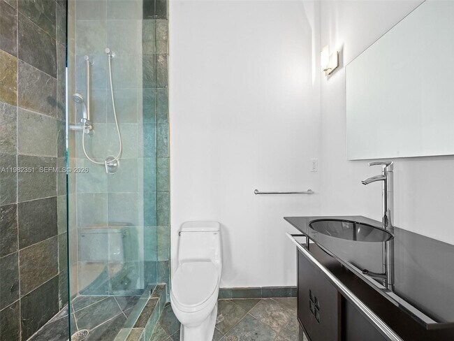 Building Photo - 450 Victoria Terrace