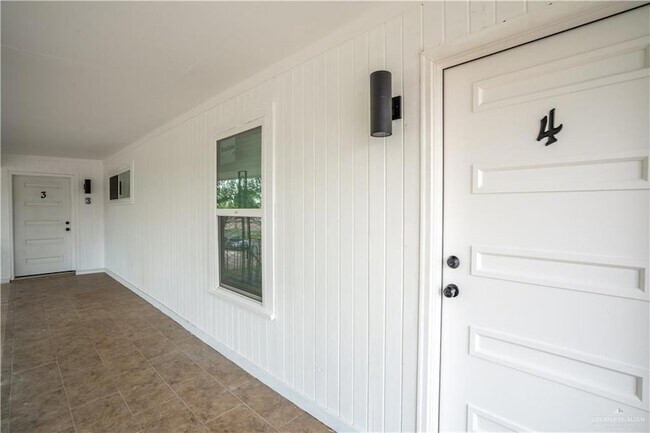 Building Photo - 1107 Shasta Ave W