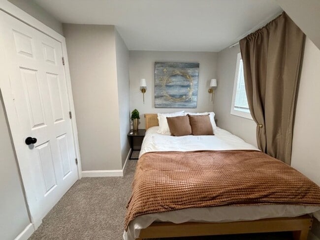 Building Photo - Fully Furnished And Updated 4 bedroom 2 ba...