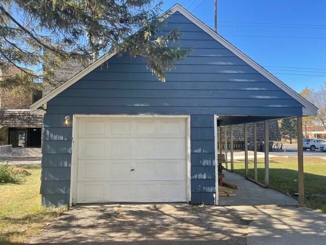Single Stall Garage - tons of parking in parking lot - 1228 Highland Ave