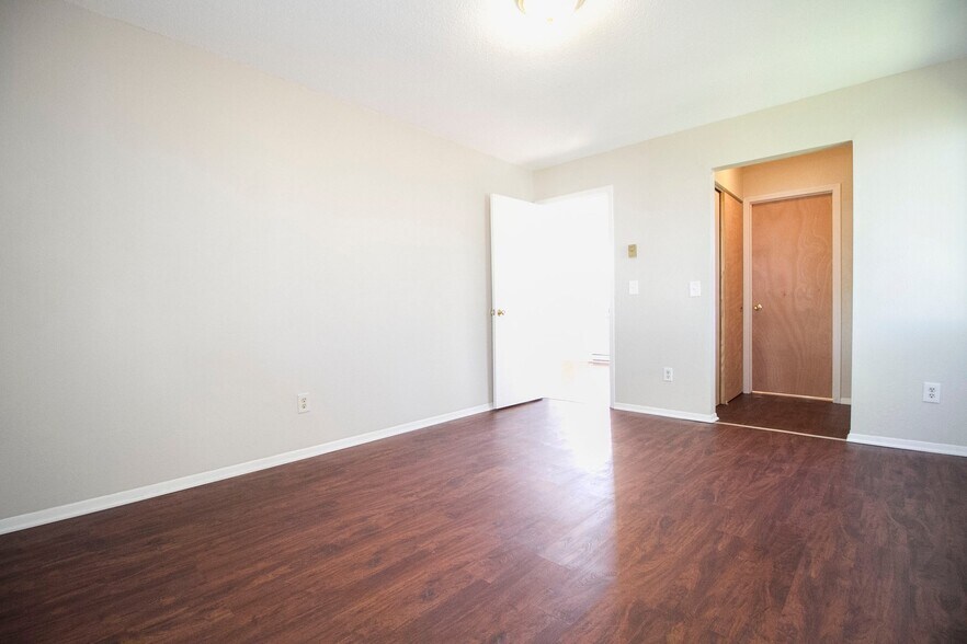 Building Photo - 5359 Cresthaven Ln