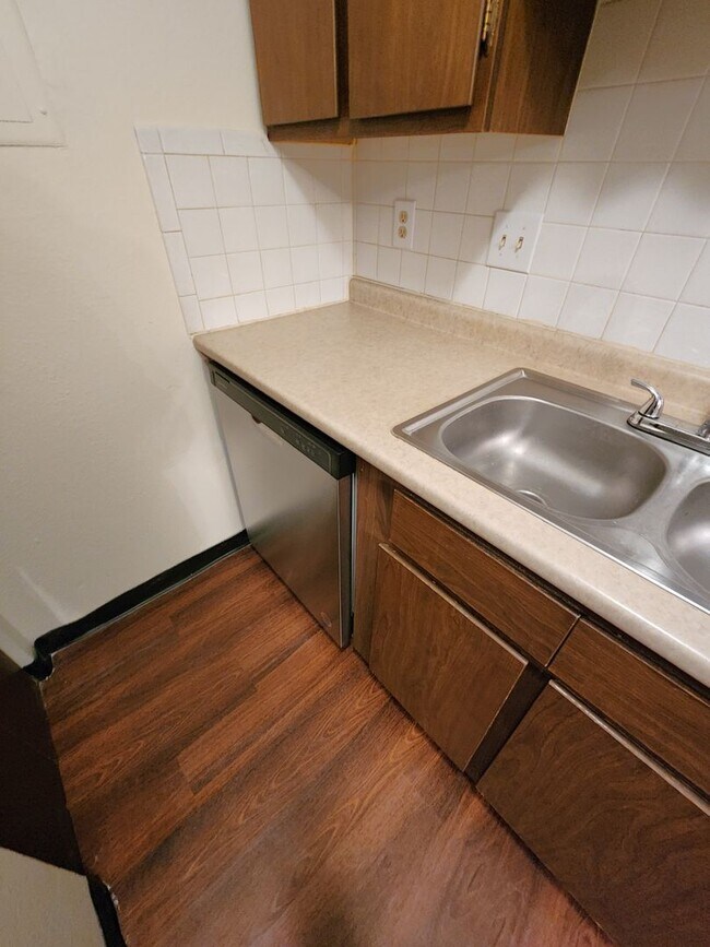 Building Photo - Huntington Condominiums, ground level, immaculate 1BR, 1BTH. Near biking/walking trails!