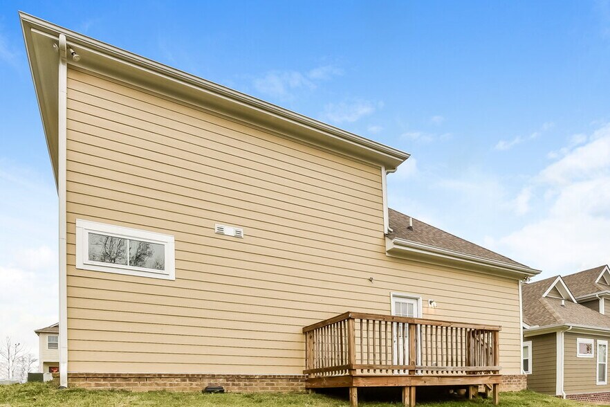 Building Photo - 1968 Brookshine Port