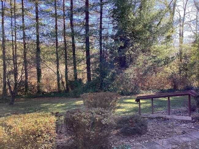 Building Photo - Beautiful Brick Ranch in Desirable Golf Course Community