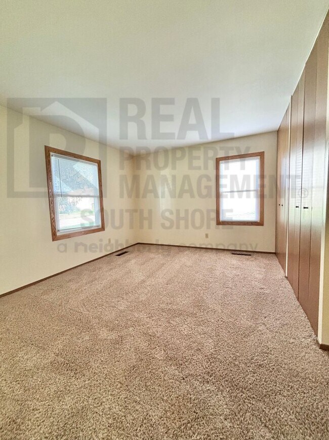 Building Photo - 555 Meadow Ln