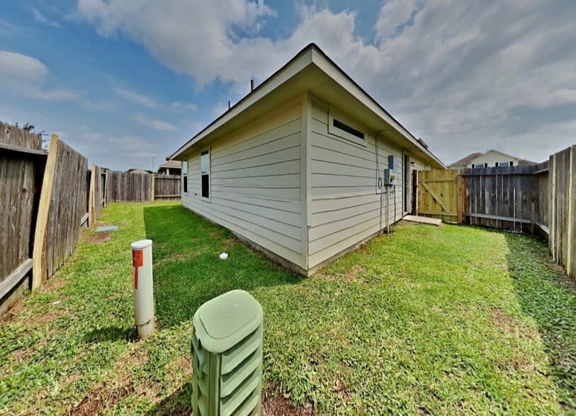 Building Photo - 816 N Piedras St