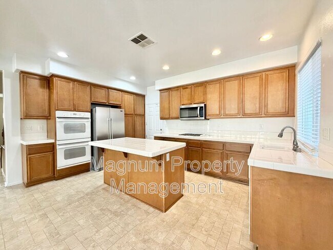 Building Photo - 29751 Maxmillian Ave