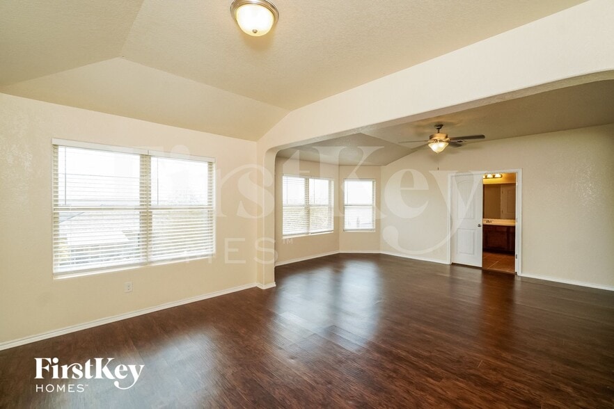 Building Photo - 2546 Just My Style