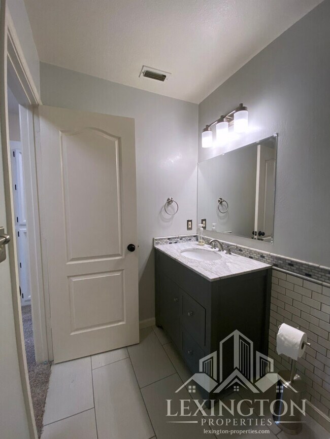 Building Photo - Lovely Updated, 3BD/2BA Home Available in Rocklin, off Stanford Ranch Rd. near Breen Park!