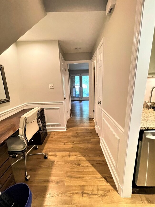 Building Photo - Private 1 Bedroom/1 Bath