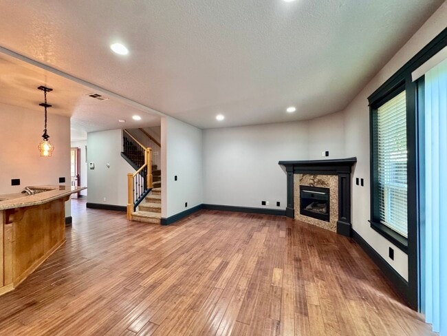 Building Photo - GORGEOUS Townhome...  LOCATION , LOCATION near Peace Health Hospital