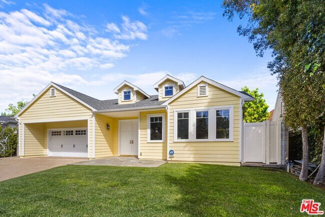 Building Photo - 209 25th St