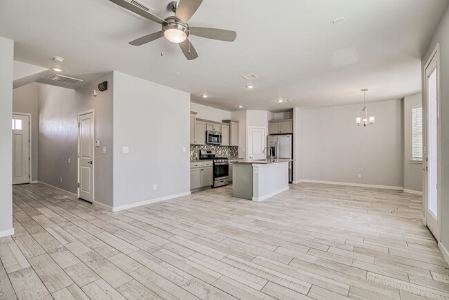 Building Photo - Beautiful 4 bed/2.5 baths in the desirable...