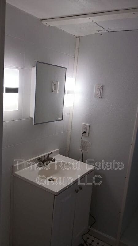 Building Photo - 1994 Creek Rd