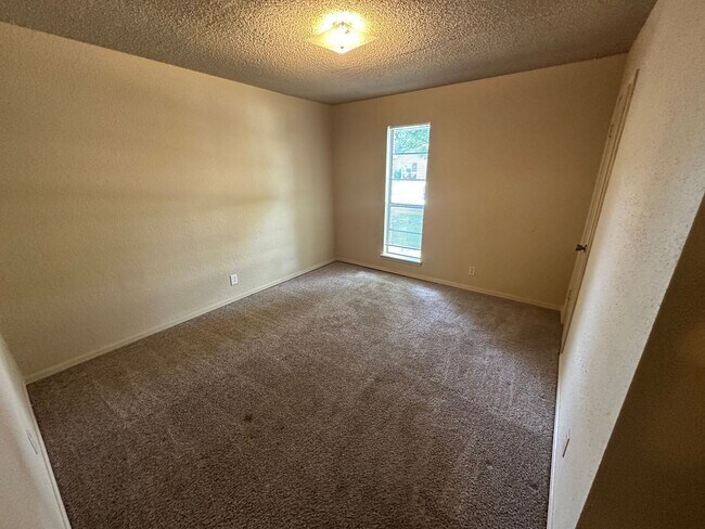 Building Photo - 1312 W Pittsburg St
