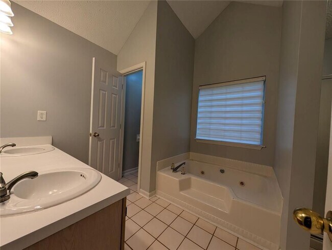Building Photo - 3004 Dogwood Ln