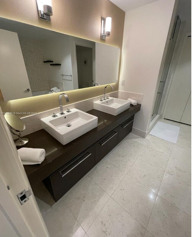 Building Photo - Breathtaking views from this fully furnish...