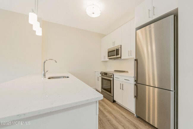 Building Photo - 700 Bangs Ave