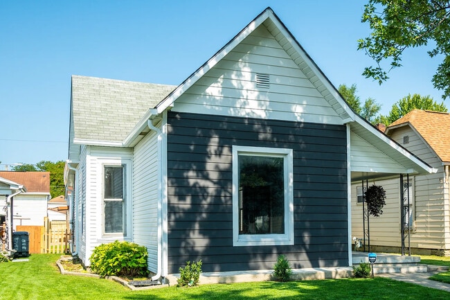 Primary Photo - 844 River Ave