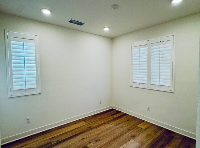 Building Photo - Gorgeous Three Bedroom Townhome For Rent in Gardena!